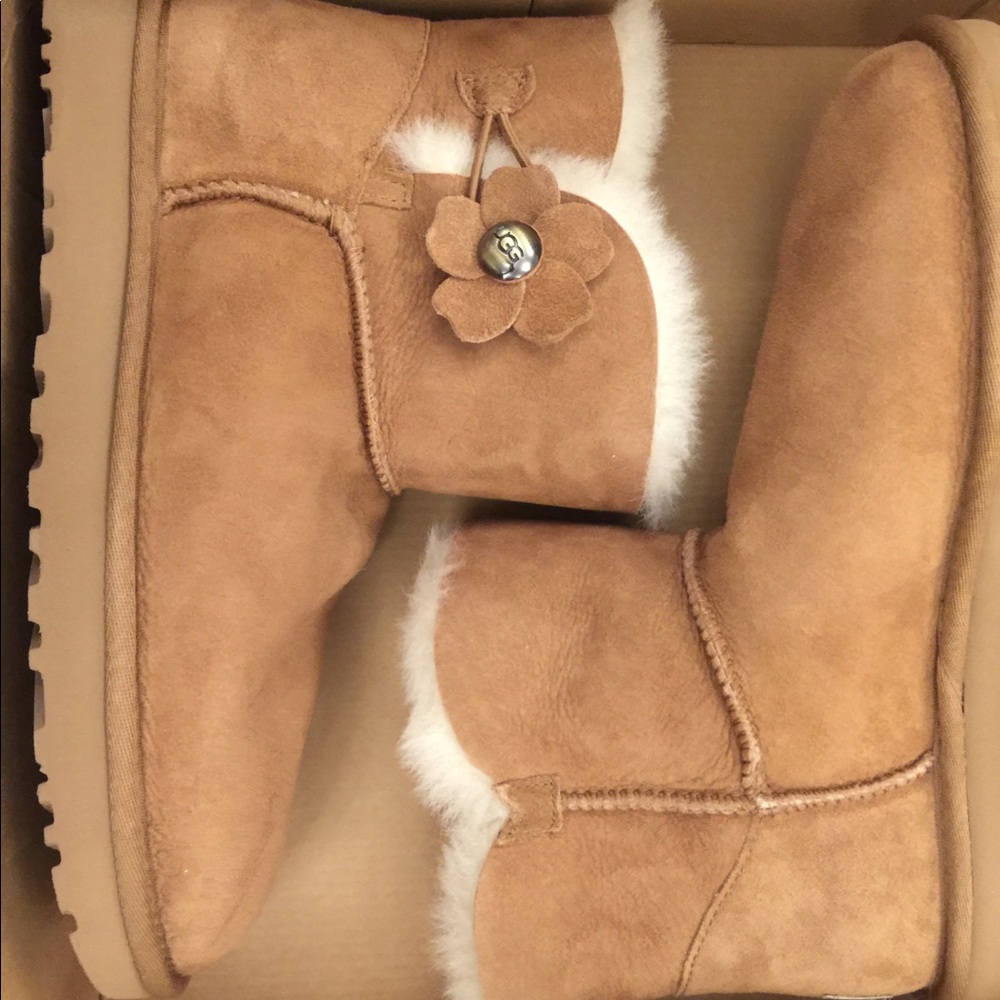 *SOLD* Ugg-Women’s Mini Bailey Button Poppy Boots